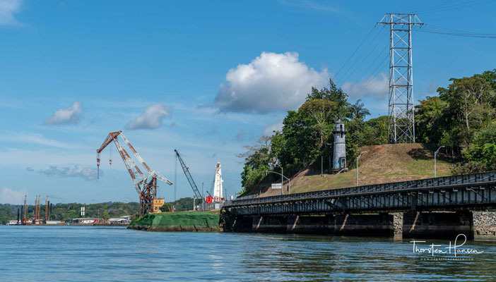 Titan ist der heutige Name eines Schwimmkrans der Autoridad del Canal de Panamá 