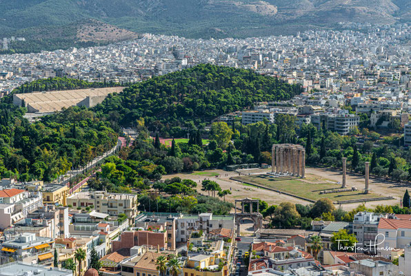 Das Olympieion (auch Tempel des Olympischen Zeus) in Athen war einer der größten Tempel im antiken Griechenland. Der Bau geht auf das 6. Jahrhundert v. Chr. zurück, wurde aber erst unter dem römischen Kaiser Hadrian im 2. Jahrhundert n. Chr. vollendet.