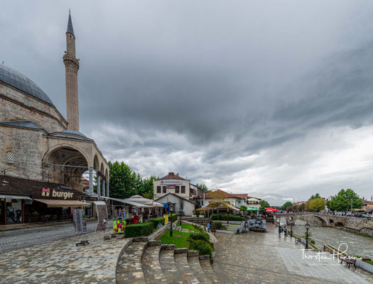 Die alte Steinbrücke überspannt die Bistrica. Im Hintergrund die Sinan-Pascha-Moschee