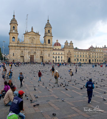 Die monumentale Plaza Bolívar ist von drei großen Gebäudekomplexen dominiert: von der 1823 vollendeten klassizistischen Kathedrale mit der angeschlossenen „Capilla del Sagrario“, dem „Capitolio Nacional“ mit einer mächtigen Säulenhalle und der „Alcaldía d