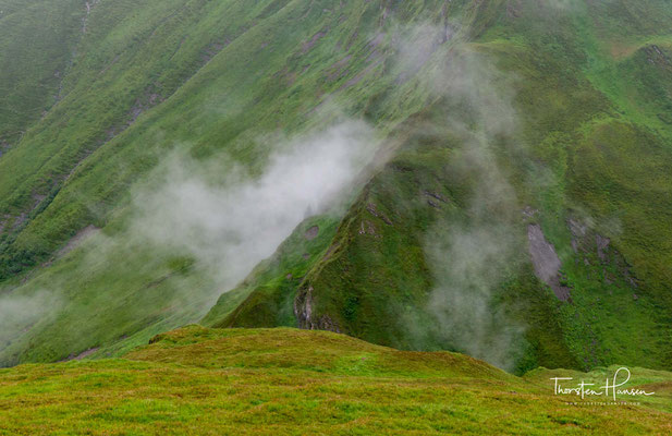 1968 Mit dem Bau des Einsesselliftes Gefrorene Wand - der erste Sessellift der Welt mit Stützen auf Gletschereis - vom Tuxer Fernerhaus (2.600 m) bis zum Felskopf (3.050 m) wird der Hintertuxer Gletscher zum Ganzjahresskigebiet 