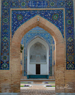 Bereits um 1401 wurden eine Koranschule (madrasa) und ein Gebäude für eine Sufi-Bruderschaft (chanakah) fertiggestellt, die das Mausoleum später rechts und links von dessen Front flankierten.