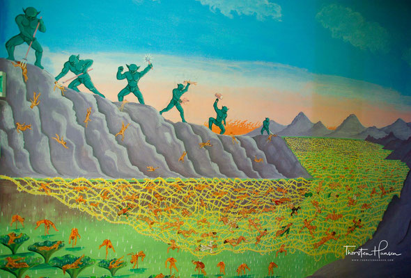 Hoch zu den beiden Figuren kommt man über einen schmalen Treppenaufgang, der an einer goldenen Pagode und einem Feld mit mehr als 1000 Buddha-Figuren vorbeiführt.