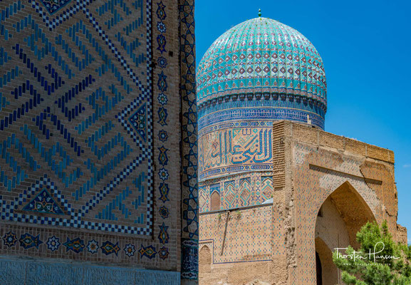 Erbaut wurde die Moschee Bibi Chanum von 1399 bis etwa 1404 auf Befehl des mittelasiatischen Herrschers Timur (Tamerlan). 