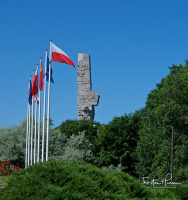 Das Westerplatte-Denkmal, polnisch Pomnik Obrońców Wybrzeża (Denkmal der Verteidiger der Küste), wurde am 9. Oktober 1966 auf der Westerplatte bei Danzig enthüllt.