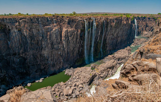 Die Victoriafälle sind ein breiter Wasserfall des Sambesi zwischen den Grenzstädten Victoria Falls in Simbabwe und Livingstone in Sambia.