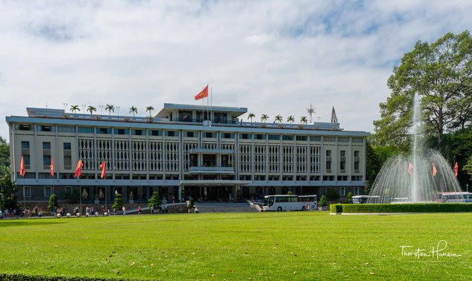 Der Wiedervereinigungspalast (vietnamesisch Hội trường Thống Nhất), 1955 bis 1975 Unabhängigkeitspalast, ist ein Wahrzeichen in Ho-Chi-Minh-Stadt im Staat Vietnam.