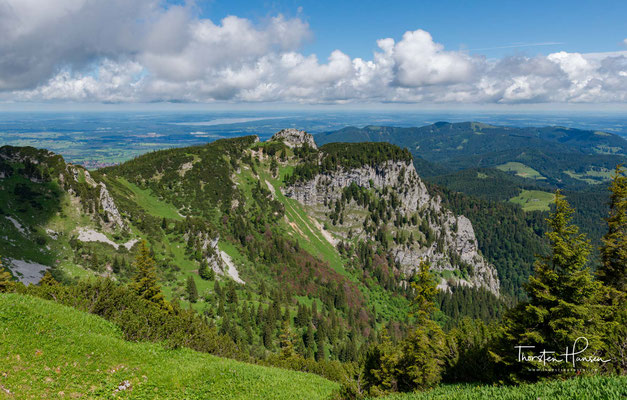 Durch die weithin sichtbare Nordwand der Benediktenwand führen zahlreiche Kletterrouten vom II. bis zum VIII. Schwierigkeitsgrad. 