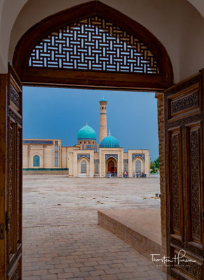 Zuerst wurde das Mausoleum errichtet, das heute im östlichen Teil des Komplexes steht. Der zweite Teil ist das Hanaka Mausoleum mit zwei Kuppeln. 