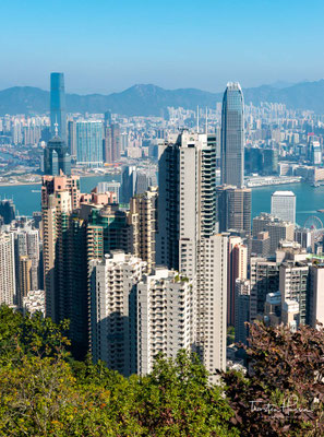 Diese Aussicht ist es auch, die den Peak zu einer der beliebtesten Sehenwürdigkeiten von Hong Kong macht. Am Tag streifen Ihre Augen über die glitzernden Wolkenkratzer und den Victoria Harbour bis hin zu den grünen Hügeln der New Territories.