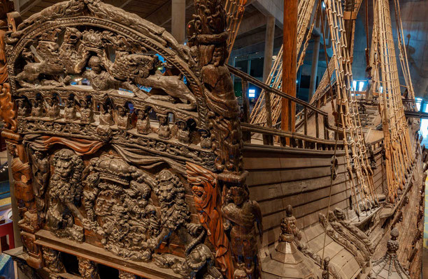 Der Bau der Vasa war für Schweden auch ein Prestigeprojekt. Sie war mit 64 Kanonen bestückt. Das Schiff war etwa 69 Meter lang, 12 Meter breit und am Großmast fast 52 Meter hoch. 