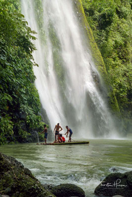 Die Fälle dabei sind nicht über den Landweg zu erreichen. Der einzige Zugang bietet der von den Wasserfällen gespeiste Fluss Bumbungan River.