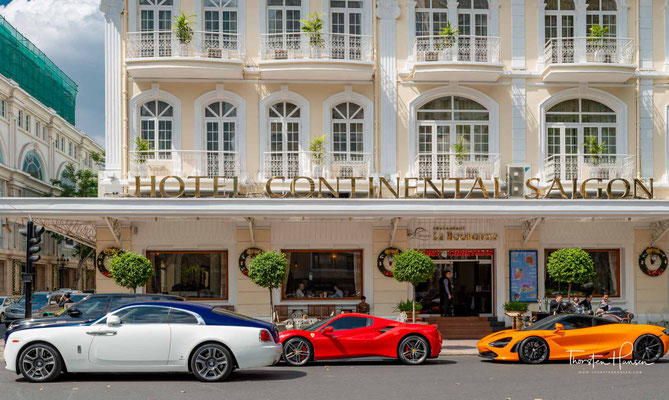 Das berühmte Hotel Continental mit seiner weißen Fassade, dem rotierenden Globus und seinen ockerfarbenen Dach war einst eine Bastion der feinen französischen Gesellschaft und zählt auch heute noch zu den renommiertesten Adressen der Stadt. 
