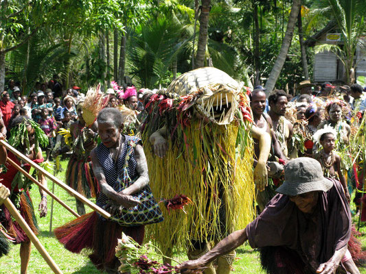 Eröffnungszeremonie des Haus Tambaran im Dorf  Wombun am Sepik