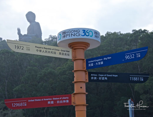 Die Gondelbahn, Ngong Ping Cable Car (昂坪纜車 / 昂坪缆车), ehemals Ngong Ping Skyrail, bietet eine 5,7 km lange, 25 Min. dauernde Fahrt über die Tung Chung Bay