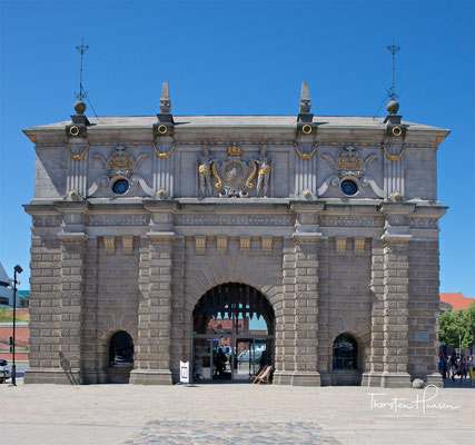 Das Hohe Tor befand sich bis 1895 im Zuge der Befestigungsanlagen zwischen der Elisabethbastei und der Karrenbastei. Es bildete die Haupteinfahrt nach Danzig von den Danziger Höhen zur Langgasse und zum Langen Markt.