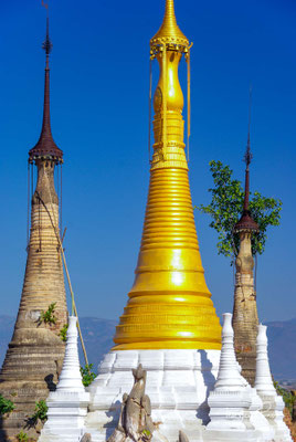 aber auch heute noch werden neue Stupas gebaut. Immer mehr alte Monumente sind inzwischen renoviert, und so hat sich ein buntes Gemisch aus Gold, Stuck und nacktem, manchmal bewachsenem Backstein entwickelt.