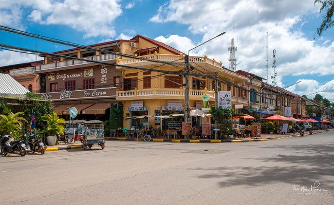 Kampot wird von Touristen wegen seiner Lage in einer der schönsten Landschaften Kambodschas und wegen seines kolonialen Charmes geschätzt.