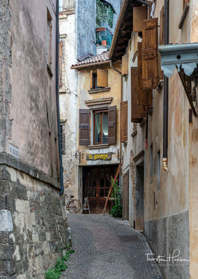 Asolo, das von Giosuè Carducci als die Stadt der hundert Horizonte definiert wurde, hat eine der bezauberndsten Altstädte von ganz Italien.