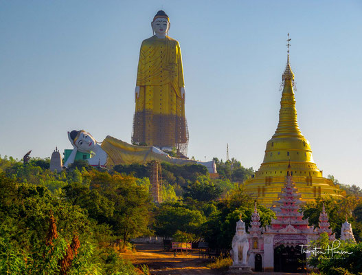 Dem stehenden Buddha zu Füßen liegt die Bodhi Tataung – Statue, welche symbolisch den Zeitpunkt darstellt, zu welchem Buddha kurz vor seinem Eintritt ins Nirwana stand. 
