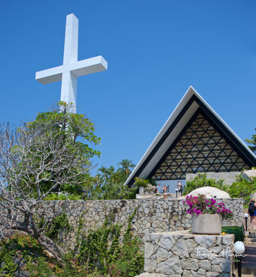 Neben der Capilla de la Paz - der Kapelle des Friedens,  erhebt sich ein 42 Meter hohes Kreuz, das von jedem Punkt des Hafens aus sichtbar ist und sich in einem der höchsten Gebiete von Acapulco (402m) befindet