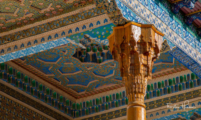 Vereinzelt wird ein familiärer Bezug zum Gewerbe der Weberei als etymologischer Hintergrund des Namens angeführt. Mittlerweile wird der Begriff als Abdruck (naqsh) des göttlichen Namens Allah interpretiert,...