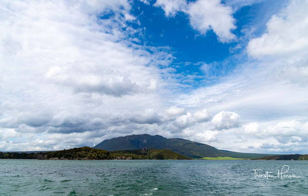 Lake Rotomahana mit dem Mount Tarawera im Hintergrund. Der See zählt zu dem größeren Komplex der Okataina-Caldera, einem Vulkan, der in den letzten 10.000 Jahren sechs größere Eruptionen hatte.