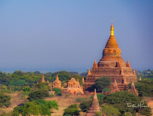 Das neunte, das zentrale Feld, ist in der buddhistischen Mythologie für Gautama Buddha selbst reserviert. 