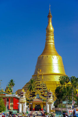 Die Shwemawdaw Paya ist ein Goldener Tempel und mit 114 Meter Höhe und die höchste Pagoda (Tempelanlage) in ganz Myanmar. 