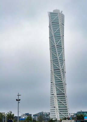 Der Turning Torso in Malmö ist mit einer Höhe von 190 Metern und 54 Etagen ist das Gebäude der höchste Wolkenkratzer Skandinaviens und das dritthöchste Wohngebäude Europas. Es wurde am 27. August 2005 eingeweiht. 