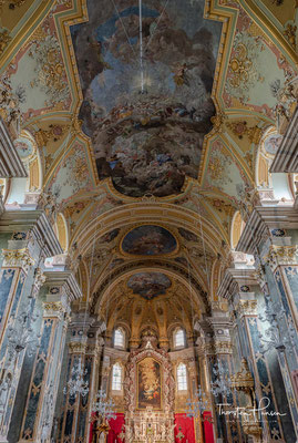 Ein barocker Neubau erfolgte 1745-1754 mit Fresken von Paul Troger. Der Dom hat eine Ausstattung mit wertvollstem Marmor, insgesamt 33 verschiedenen Arten. 