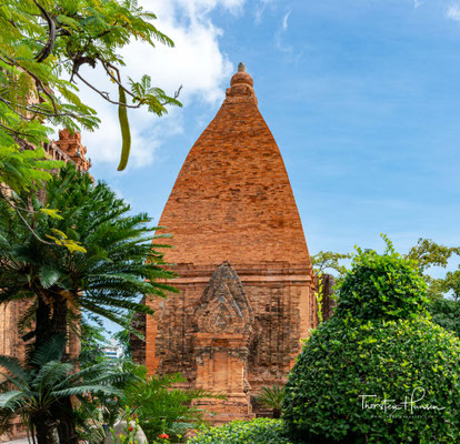 Die in der Tempelanlage verehrte Göttin hat viele Namen. Sie ist im Zusammenhang zu sehen mit der Kultur der Khmer, die ihren Höhepunkt in Angkor Wat findet.