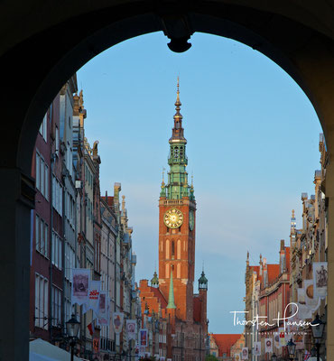 Blick durch das Langgasser Tor in Danzig (auch Goldenes Tor, poln. Złota Brama). Das Tor liegt am westlichen Ende der Danziger Langgasse.