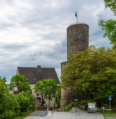 Erbaut wurde die Burg um das Jahr 1300 durch Landgraf Ulrich I. von Leuchtenberg. Markantes Merkmal der Burg ist der freistehende sogenannte Butterfassturm, der durch seinen wuchtigen Unterbau und schmalen Oberbau an ein Butterfass erinnert.