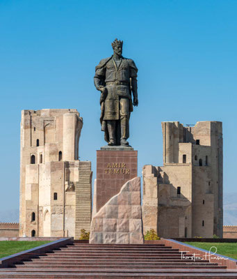 Timur wurde in der Nähe von Kesch geboren, wie Shahrisabz damals hieß, und wollte die Stadt anstelle von Samarqand zur Hauptstadt seines Reiches ausbauen. Daher ließ er hier einen gewaltigen Palast errichten.