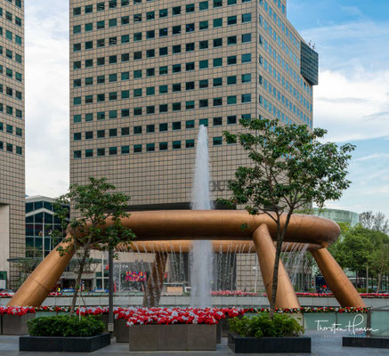 Der Springbrunnen des Reichtums (englisch Fountain of Wealth, chinesisch 財富之泉 / 财富之泉, Pinyin cáifù zhī quán) ist im Guinness-Buch der Rekorde von 1998 als der größte Brunnen der Welt eingetragen.