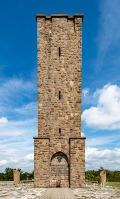 Der „Kosovo-Schwur“ des Fürsten Lazar als Inschrift am Denkmal. Dieser „Schwur“ für die kommenden Kämpfe besteht fast ausschließlich aus Flüchen gegen Verrat, die all denen gelten, die sich nicht an der Schlacht beteiligen würden. 