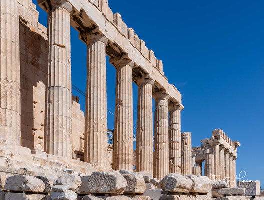 Umfangreiche Teile seiner Baudekoration wurden 1801 von Lord Elgin entwendet und nach London gebracht. Der Streit über die Rückgabe dieser sogenannten Elgin Marbles hält bis heute an.