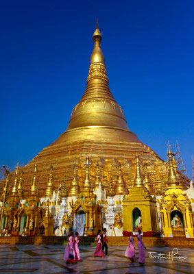 Ihre jetzige Höhe von 98 Metern erreichte die Shwedagon unter König Hsinbyushin aus Ava im Jahre 1774. Die Königin selbst stiftete ihr Körpergewicht in Gold für die Verkleidung der Pagode.