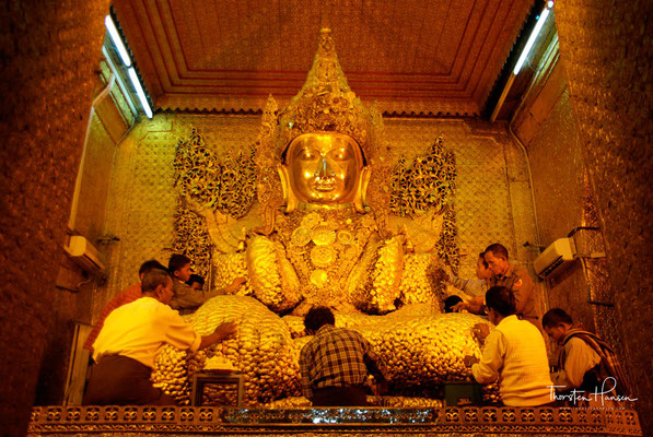 Die Mahamuni-Pagode gilt als religiöses Zentrum Mandalays. Dementsprechend zieht die Mahamuni-Statue als meistverehrte Figur Myanmars jährlich tausende Pilger nach Mandalay.