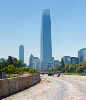 Gran Torre Santiago ist ein Wolkenkratzer in der Stadt Providencia, im Gebiet der Hauptstadt Chiles, Santiago de Chile. Mit 300 Metern ist es das höchste Gebäude Südamerikas