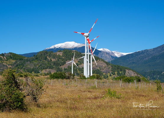 Windräder in Coyhaique. Sie ist eine Stadt im Süden des südamerikanischen Chile und die Hauptstadt der Región de Aysén (Region XI). Sie hat 49.968 Einwohner und liegt rund 1650 km südlich von Santiago.