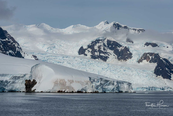 Die Antarktis wurde ab 1820 von verschiedenen Forschern und Seefahrern befahren und untersucht. Sie ist die Antipodin der auf der Nordhalbkugel über dem Nordpol liegenden Arktis. 