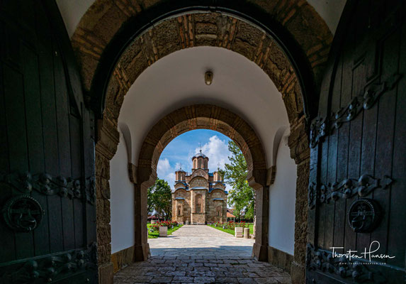 Aufgrund seiner in der mittelalterlichen serbischen Kunstgeschichte einzigartigen Architektur und der Lage auf dem Amselfeld ist es eines der bekanntesten Klöster der serbisch-orthodoxen Kirche. 