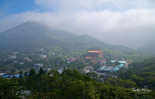 Einst ein einsames Kloster eingebettet in eine üppige Berglandschaft fand 1993 das Po Lin Kloster mit der Errichtung der außergewöhnlichen Tian Tan Buddhastatue (inoffizell auch als "Big Buddha" bekannt) seinen Platz auf der Weltkarte. 