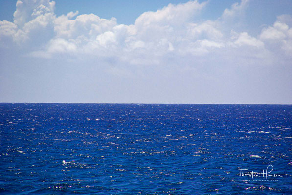 Auf der Insel Savaiʻi in Samoa lebte ein schönes Mädchen mit Namen Sina, deren Schönheit im ganzen pazifischen Raum bekannt war. Davon hörte der Tui Fiti (König von Fiji), der viel älter war als Sina. 