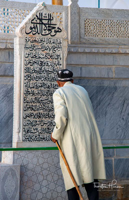 Ihren in ganz Zentralasien gültigen Status als Zentrum islamischer Gelehrsamkeit und Religiosität verdankt sie vor allem seinem Wirken.