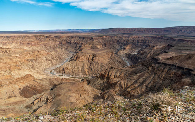 Vor 350 Millionen Jahren begann die geologische Entstehung des Fish River Canyons. Es senkte sich entlang alter tektonischer Bruchstrukturen ein weitläufiger Graben ein. 