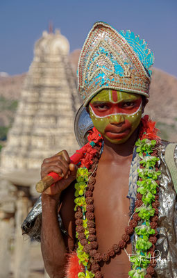 Hampi und die Legende von Hanuman. Hampi (Kannada: ಹಂಪೆ Hampe) ist eine historische Stätte im indischen Bundesstaat Karnataka.