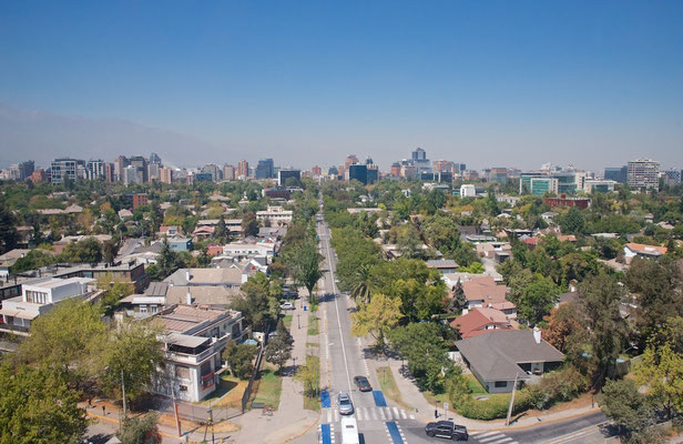 Blick vom Cerro San Cristóbal im Stadtteil Bellavista von Santiago de Chile.